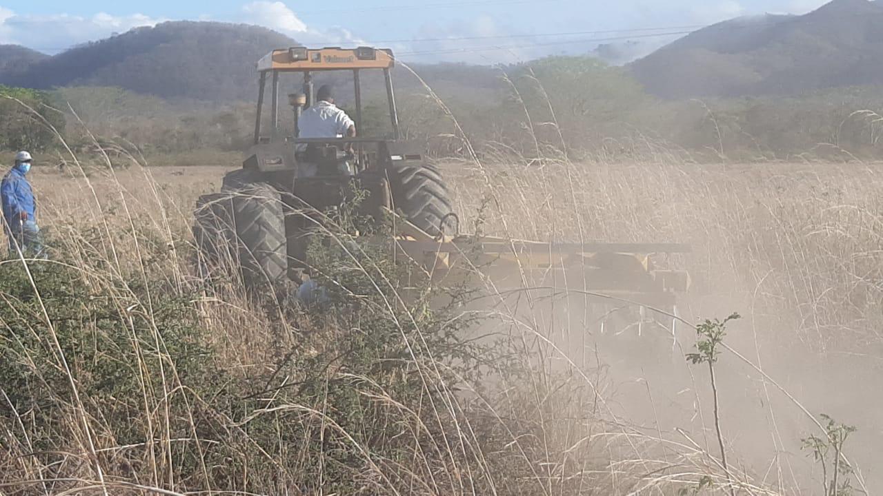 Arado con tractor