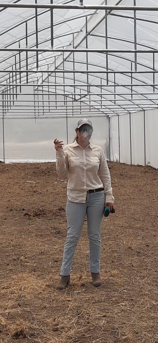 Maritza en el nuevo invernadero